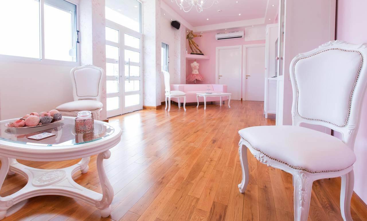 The waiting area with white baroque chairs