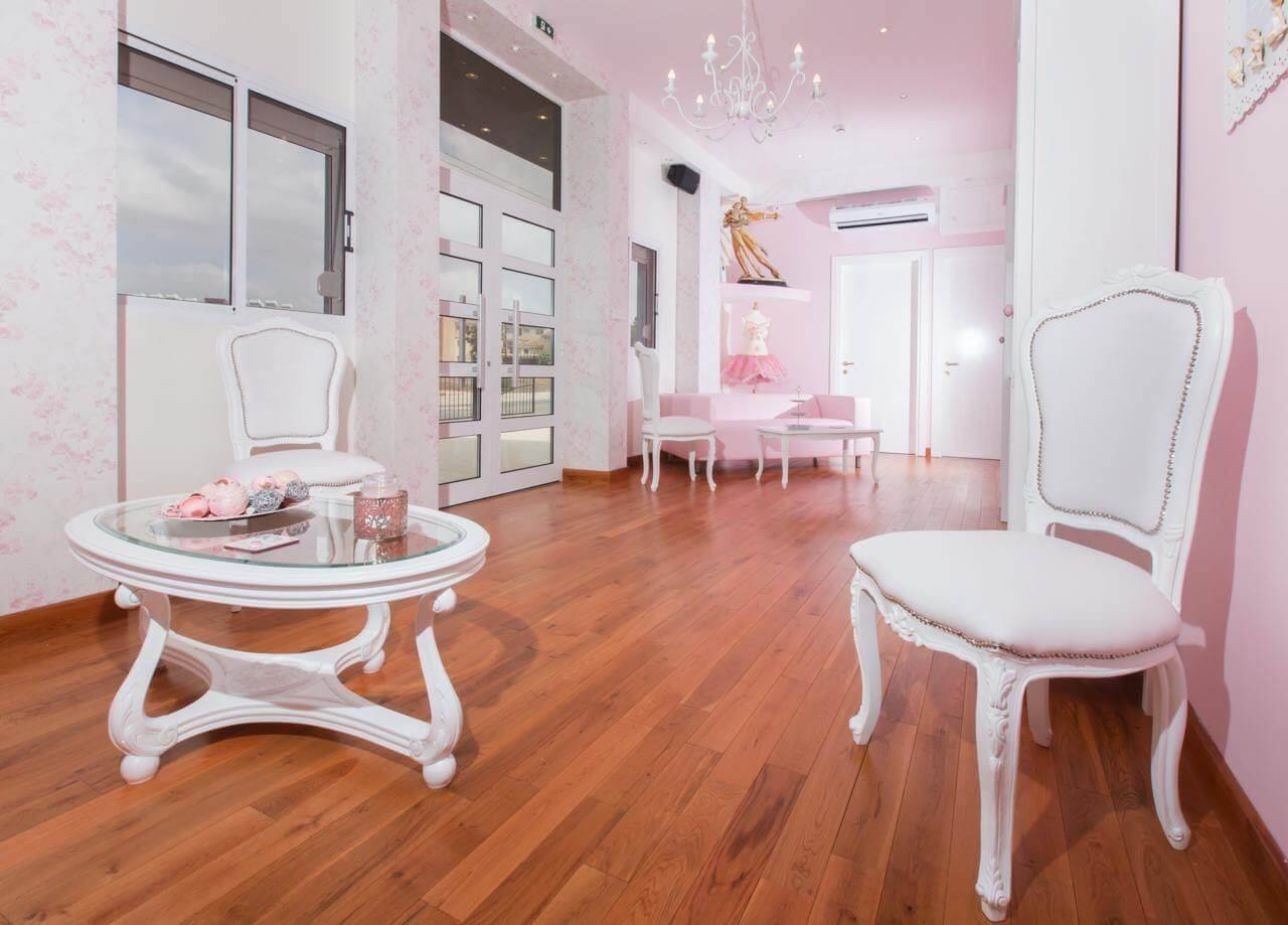 The waiting area with a round table and white armchairs
